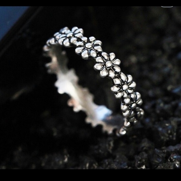 RESTOCKED 💜Sterling Silver Plated Daisy Ring NWT - Picture 4 of 4